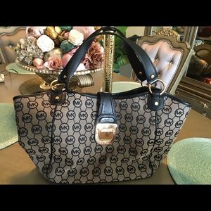 Michael KORS Medium Bag. NEW